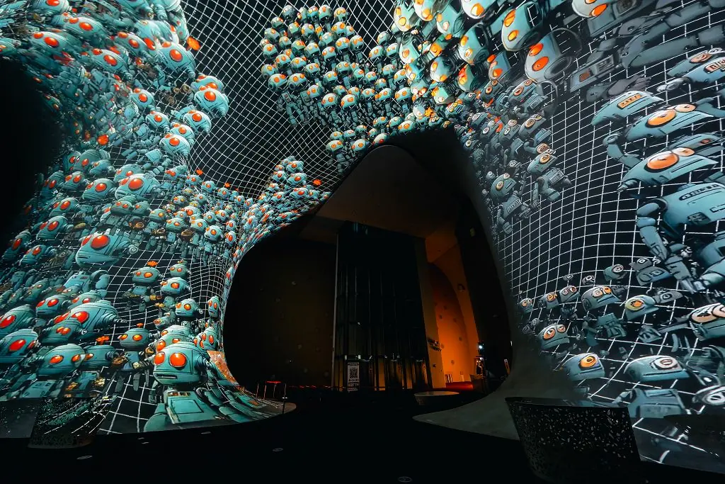 歌劇院19米曲牆沉浸音像展《摩登時代》賽博龐克碰撞懷舊浪漫 歌劇院19米曲牆沉浸音像展《摩登時代》賽博龐克碰撞懷舊浪漫