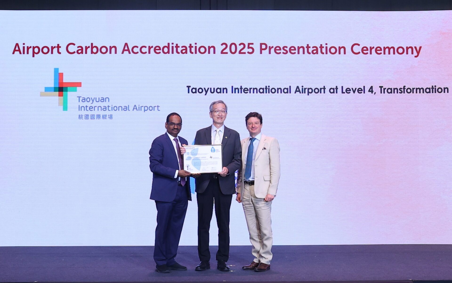比肩亞太標竿機場！桃機力拚淨零目標 機場碳認證再升等