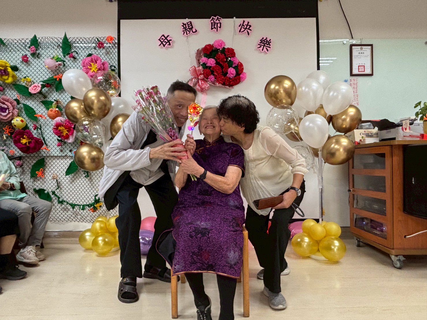 北榮桃分院「長樂居」迎母親節 長輩家屬送花創造溫馨回憶 北榮桃分院「長樂居」迎母親節 長輩家屬送花創造溫馨回憶