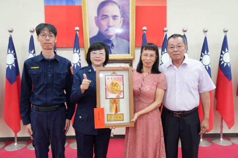 114年警察模範母親 局長親贈祝福與關心 114年警察模範母親 局長親贈祝福與關心