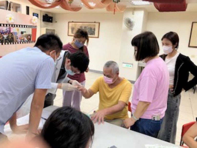 臺北榮總為新竹榮家長輩健檢皮膚　強化高齡照護品質
