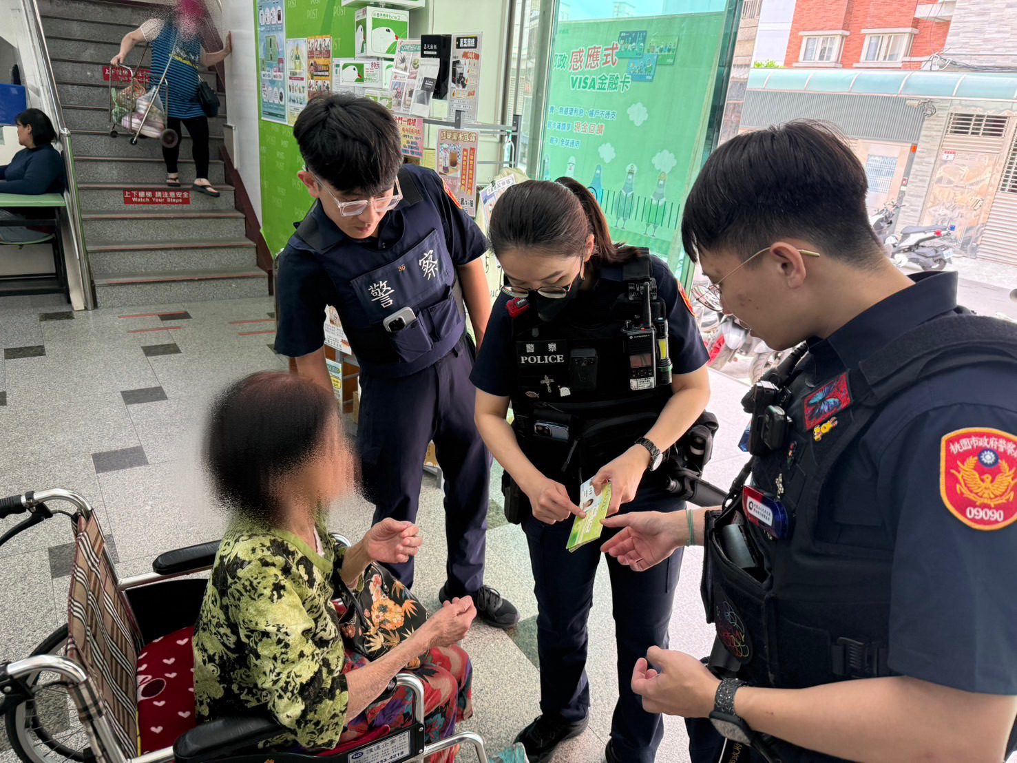 8旬老嫗提款帶錯存摺堅持不走 龜山暖警安撫助返家 8旬老嫗提款帶錯存摺堅持不走 龜山暖警安撫助返家