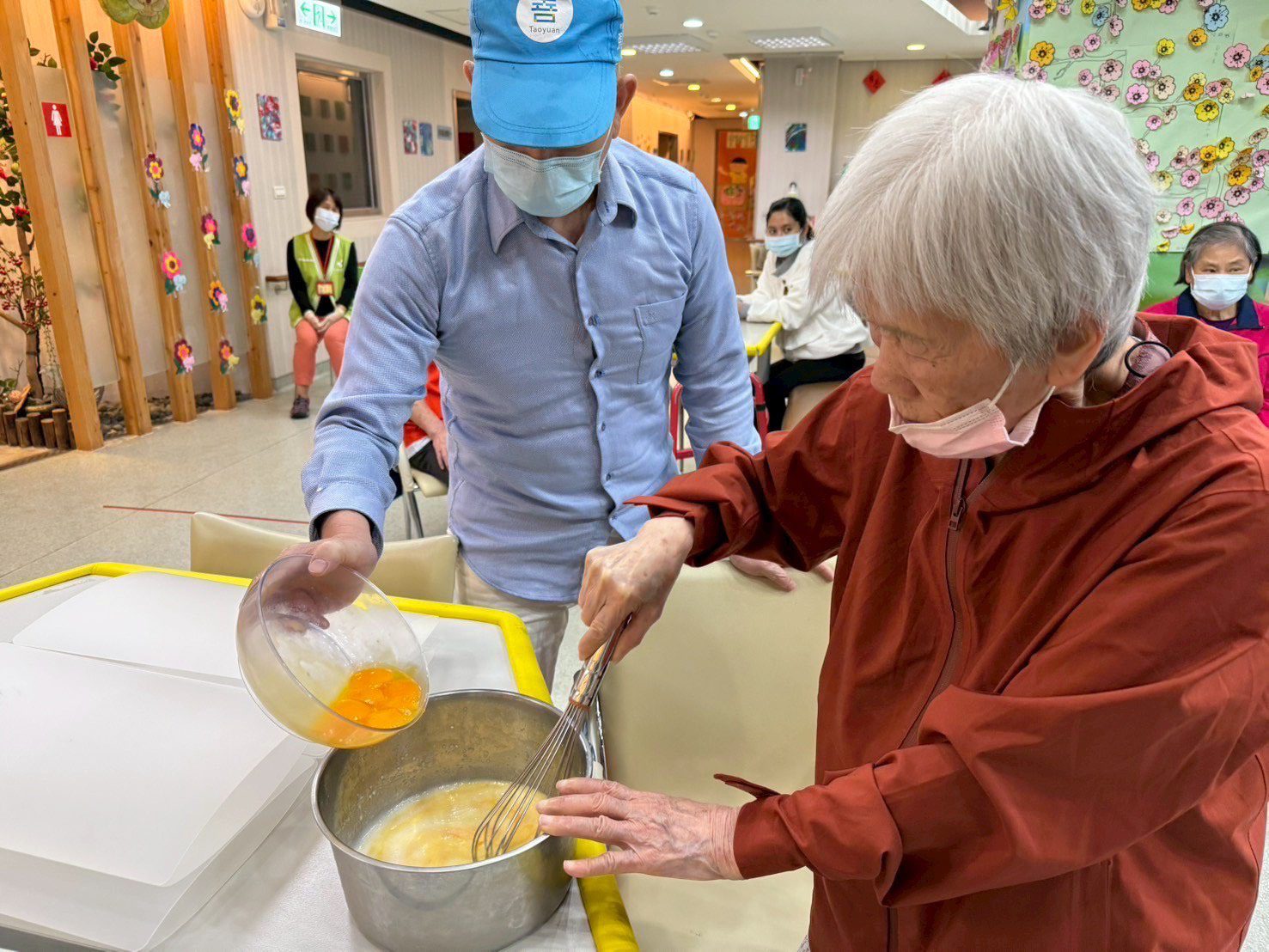 桃樂居日照中心辦母親節蛋糕DIY 長輩專注手作笑聲不斷 桃樂居日照中心辦母親節蛋糕DIY 長輩專注手作笑聲不斷