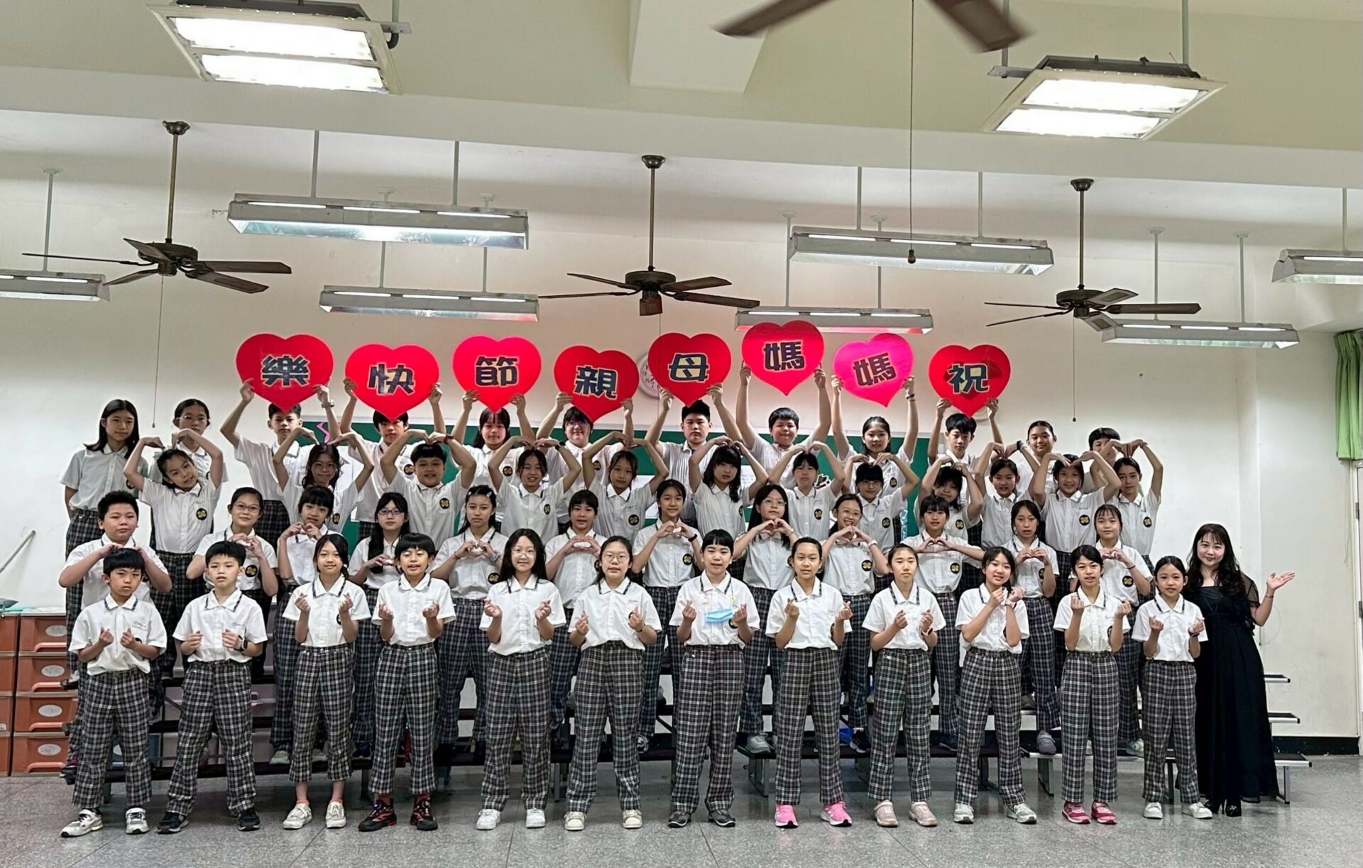 莊敬國小千朵康乃馨獻母親 溫馨五月情傳遞感恩教育