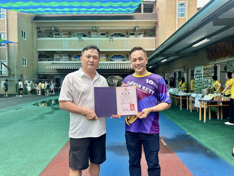 簡光明園長攜明星幼兒園傳遞母親節愛心 雨中義賣助雷特氏症病友 簡光明園長攜明星幼兒園傳遞母親節愛心 雨中義賣助雷特氏症病友