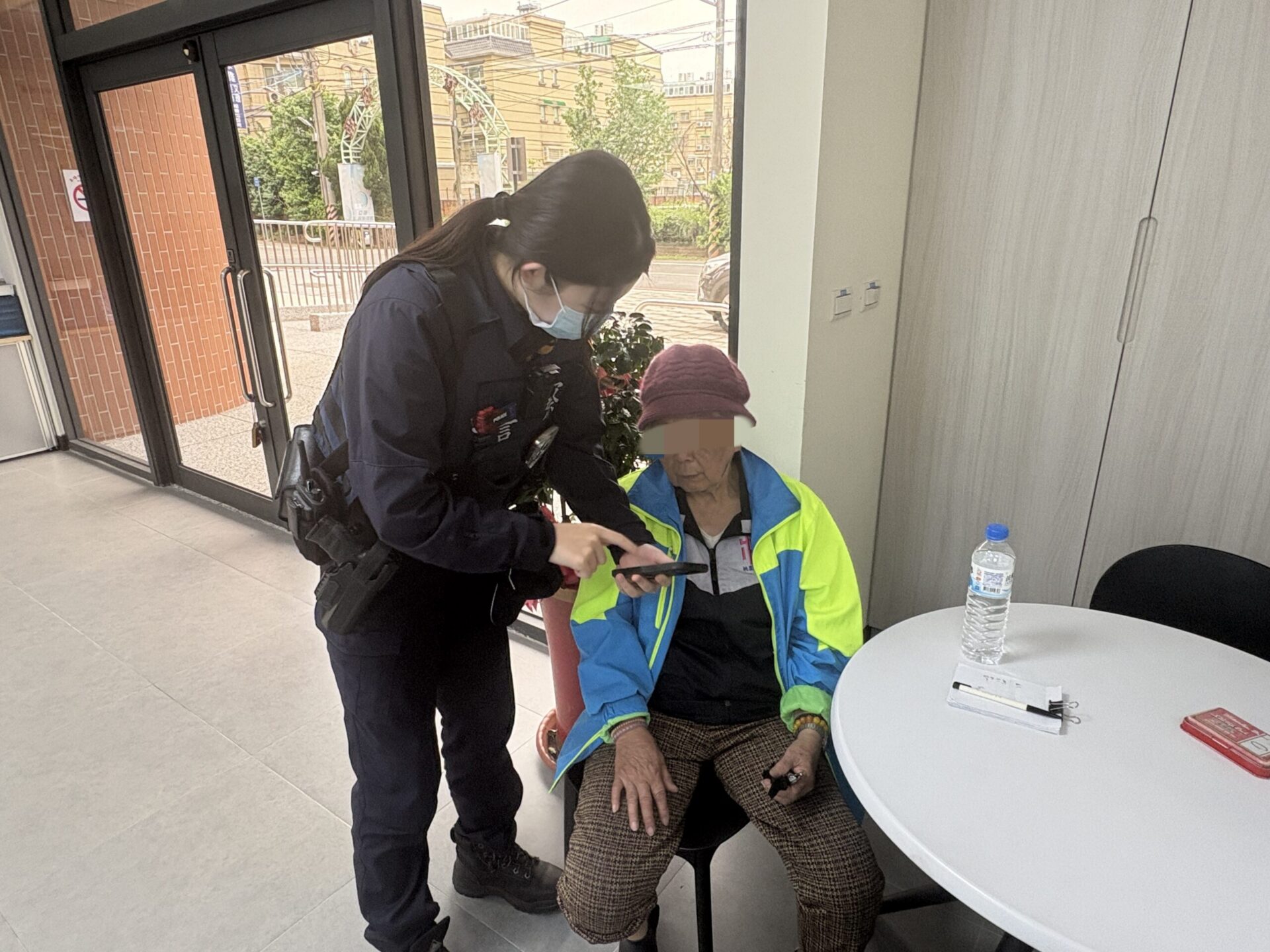 8旬老婦迷途街頭徘徊臉露驚恐 壢警耐心安撫助返家 8旬老婦迷途街頭徘徊臉露驚恐 壢警耐心安撫助返家