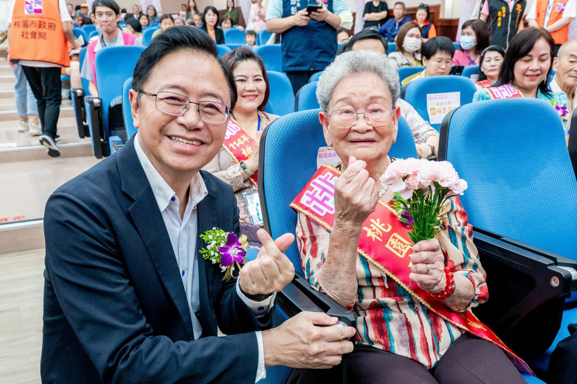 表揚47位模範媽媽 張善政:應將每一天都視為母親節 表揚47位模範媽媽 張善政:應將每一天都視為母親節