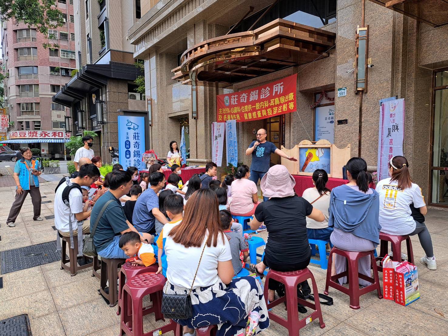 歡慶母親節 莊奇錫診所與翔鳳慈善關懷協會、高雄市少年觀護慈愛協會共同舉辦「紙芝居說故事親子活動」
