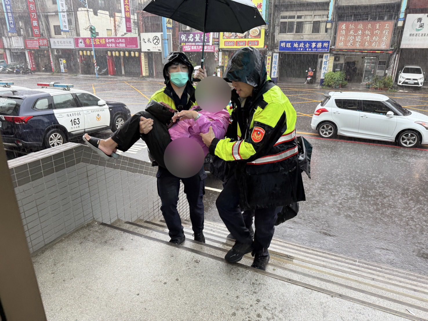 天雨路滑!買菜婦摔倒無法起身 龜山警當機立斷「公主抱」 天雨路滑!買菜婦摔倒無法起身 龜山警當機立斷「公主抱」