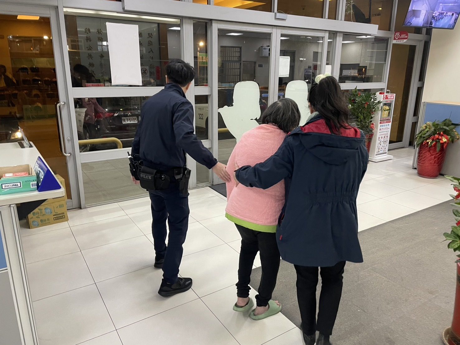 趁女兒買菜偷溜出門！壢警助失智婦返家