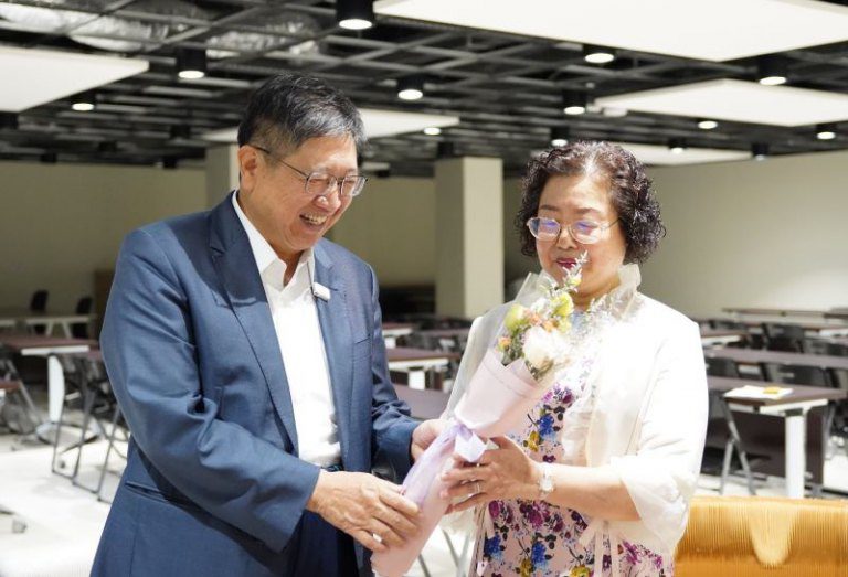 母親節快樂!楊文科送準媽咪康乃馨 當偉大母親最強的後盾 母親節快樂!楊文科送準媽咪康乃馨 當偉大母親最強的後盾