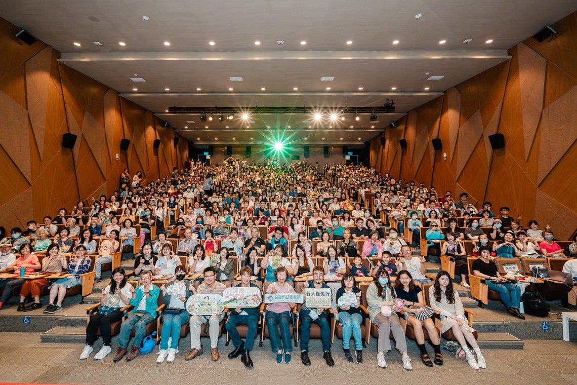 漾新聞|謝哲青高市圖講座爆滿！旅行風格揭世界交通文化百貌