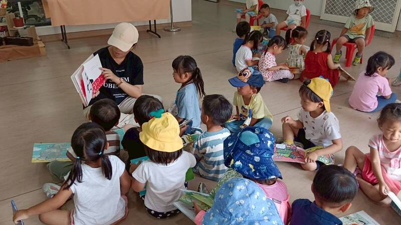 閱讀愛滿園書車傳馨香 鼓山圖書館雙語共讀歡慶母親節 閱讀愛滿園書車傳馨香 鼓山圖書館雙語共讀歡慶母親節