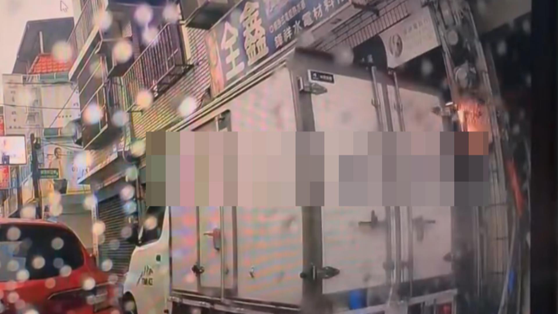 【有片】貨車硬擠「A到電錶」火花乍現 下秒竟直接開走 【有片】貨車硬擠「A到電錶」火花乍現 下秒竟直接開走