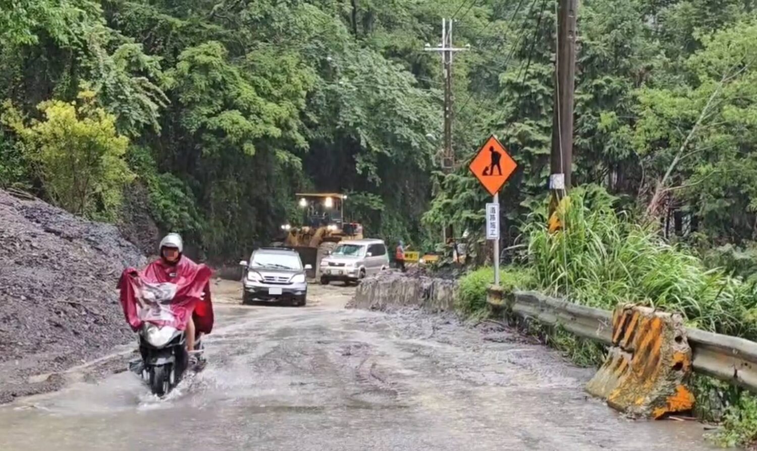 自小客車受困梨山台8線邊坡大雨泥流漫延 和平巡邏警即時救援脫困 自小客車受困梨山台8線邊坡大雨泥流漫延 和平巡邏警即時救援脫困
