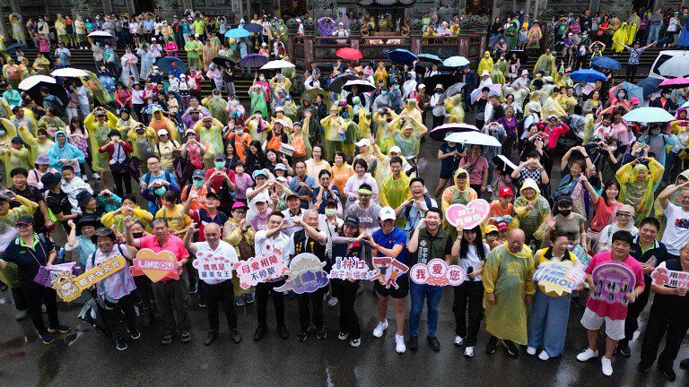 祝各位媽咪「母親節快樂」 林口區親子祈福千人健走 祝各位媽咪「母親節快樂」 林口區親子祈福千人健走