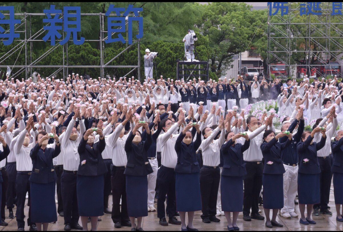 2025年慈濟浴佛大典花蓮盛大舉行 徐榛蔚縣長攜手信眾 祈願平安祥和 2025年慈濟浴佛大典花蓮盛大舉行 徐榛蔚縣長攜手信眾 祈願平安祥和