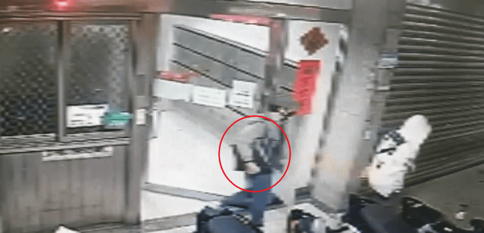 2男闖電梯大樓偷走價值近70萬財物 揹「受害者名牌包」離開現場畫面曝 2男闖電梯大樓偷走價值近70萬財物 揹「受害者名牌包」離開現場畫面曝