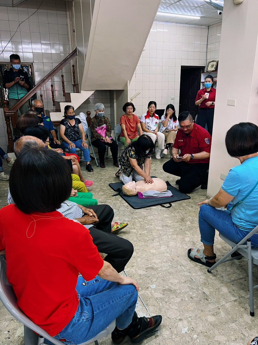 漾新聞|長輩也能自救!豐裕里CPR+AED實作教學秒救一命 漾新聞|長輩也能自救!豐裕里CPR+AED實作教學秒救一命