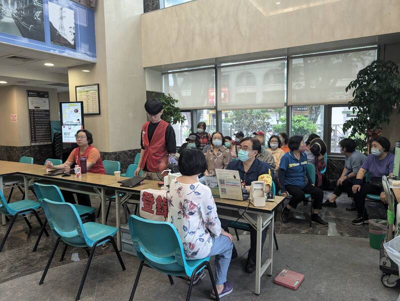 1人1袋，熱血傳愛! 台電南區施工處牽手鄰里，為血庫帶進熱血！