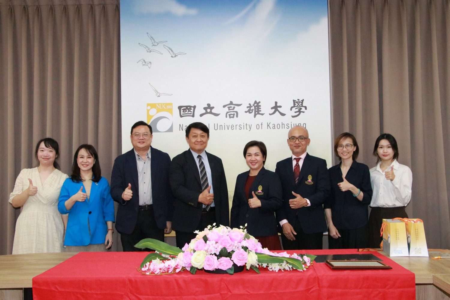 深耕泰語教育有成！高雄大學獲朱拉隆功大學頒授檢定中心銘牌