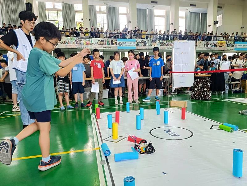 2025亞洲智慧型機器人正修競技 搖控障礙闗卡重重 軌道挑戰神經緊繃 2025亞洲智慧型機器人正修競技 搖控障礙闗卡重重 軌道挑戰神經緊繃