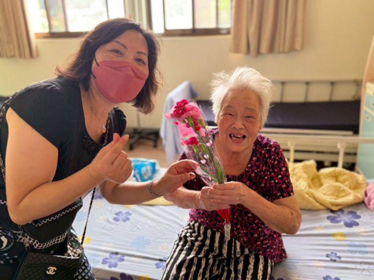 新竹榮家母親節活動溫馨登場 長輩淚中含笑共度感恩時光 新竹榮家母親節活動溫馨登場 長輩淚中含笑共度感恩時光