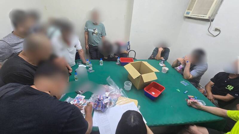 骨質天九牌職業賭場藏身大樓民宅 警逮32人 骨質天九牌職業賭場藏身大樓民宅 警逮32人