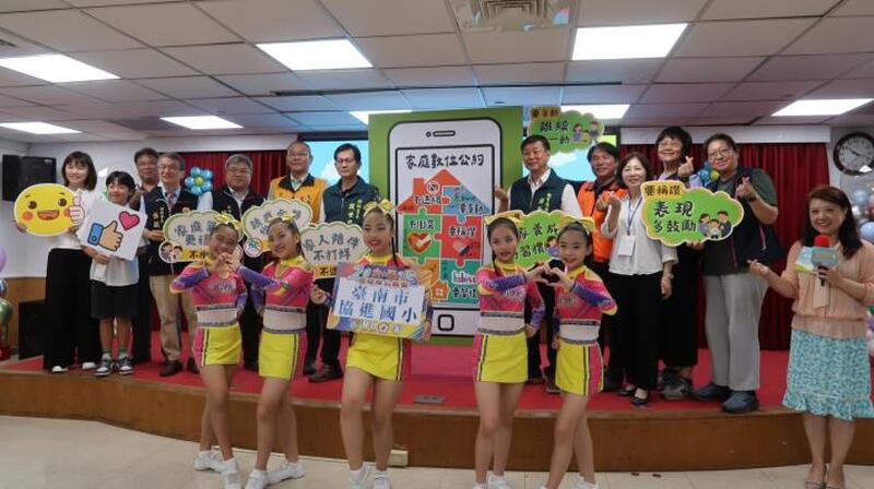 拒當低頭族!找回親子時光 南市府鼓勵家長用陪伴取代手機 守護親子關係 拒當低頭族!找回親子時光 南市府鼓勵家長用陪伴取代手機 守護親子關係