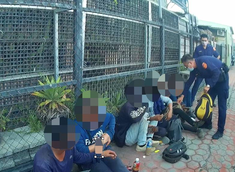 白色廂型車滿滿的人 警查獲九名逾期移工 白色廂型車滿滿的人 警查獲九名逾期移工