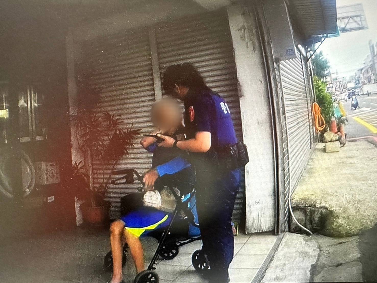 9旬老翁外出買早餐突頭暈路倒 八德暖警勸說及時送醫 9旬老翁外出買早餐突頭暈路倒 八德暖警勸說及時送醫