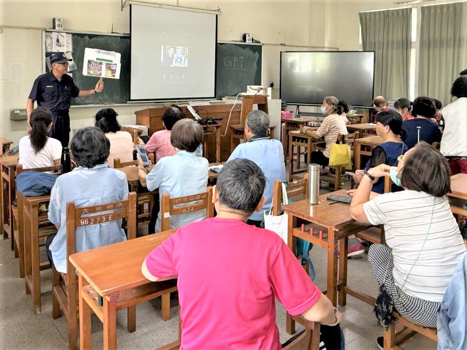 結合母親節活動　興安所進行行人交通安全宣導
