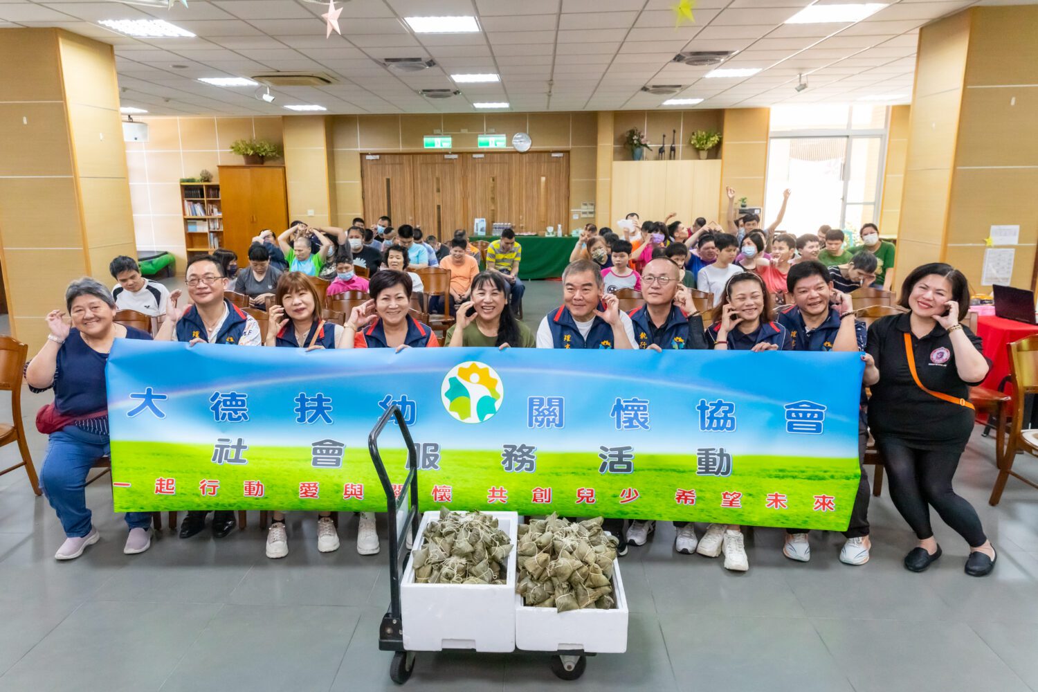 大德扶幼關懷協會熱心公益 捐贈善款與粽子與盲生溫馨慶端午