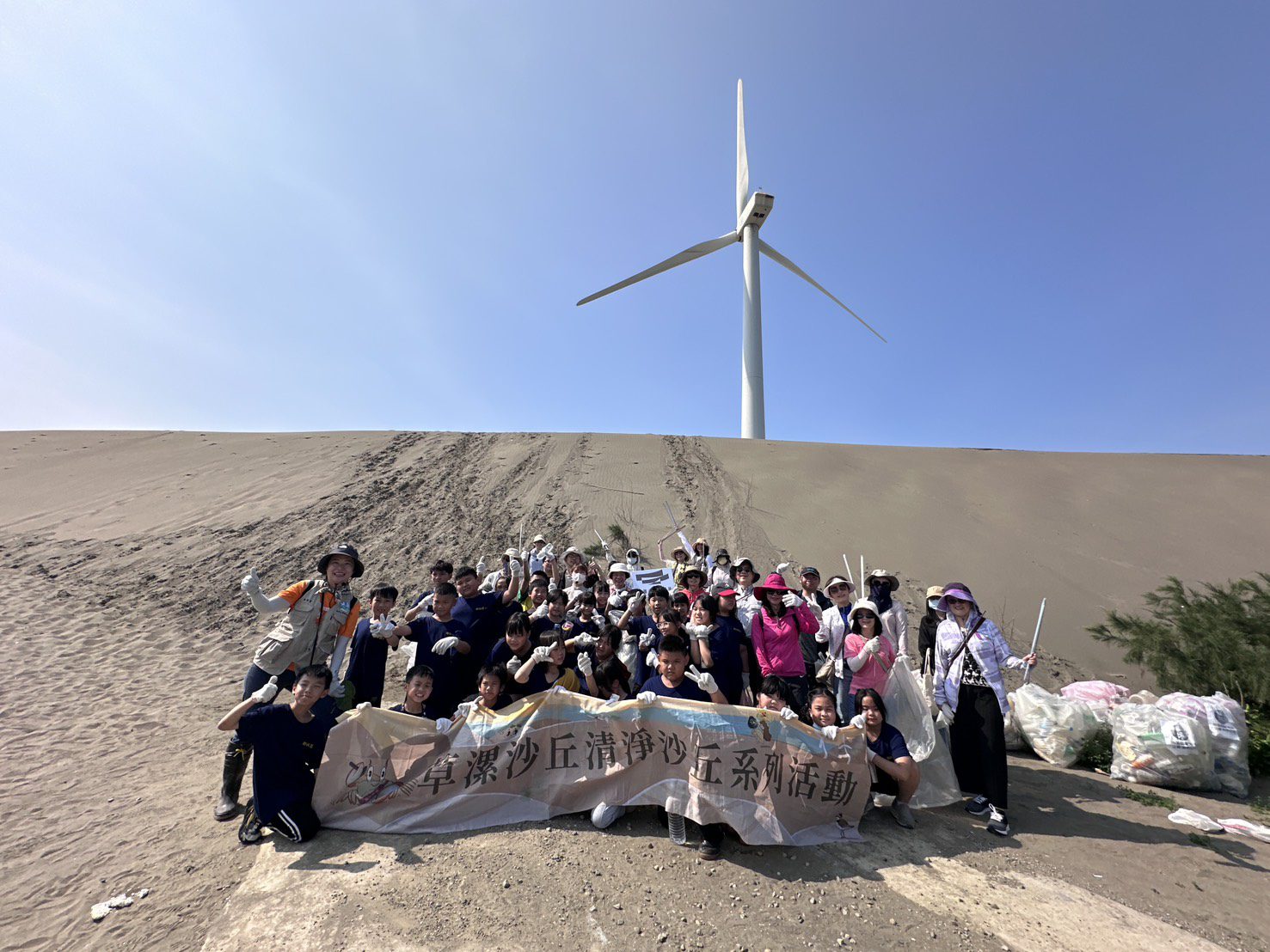 桃市圖草漯分館前進沙丘 帶學子淨灘了解生態知識 桃市圖草漯分館前進沙丘 帶學子淨灘了解生態知識