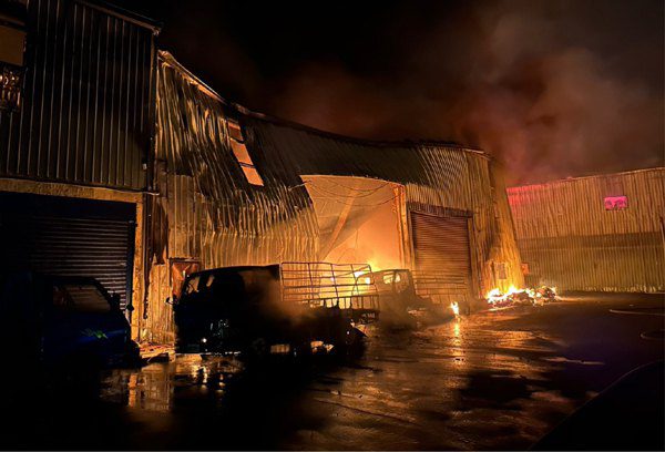 新屋東興路回收倉庫火警 消防人員全力灌無人員受困 新屋東興路回收倉庫火警 消防人員全力灌無人員受困