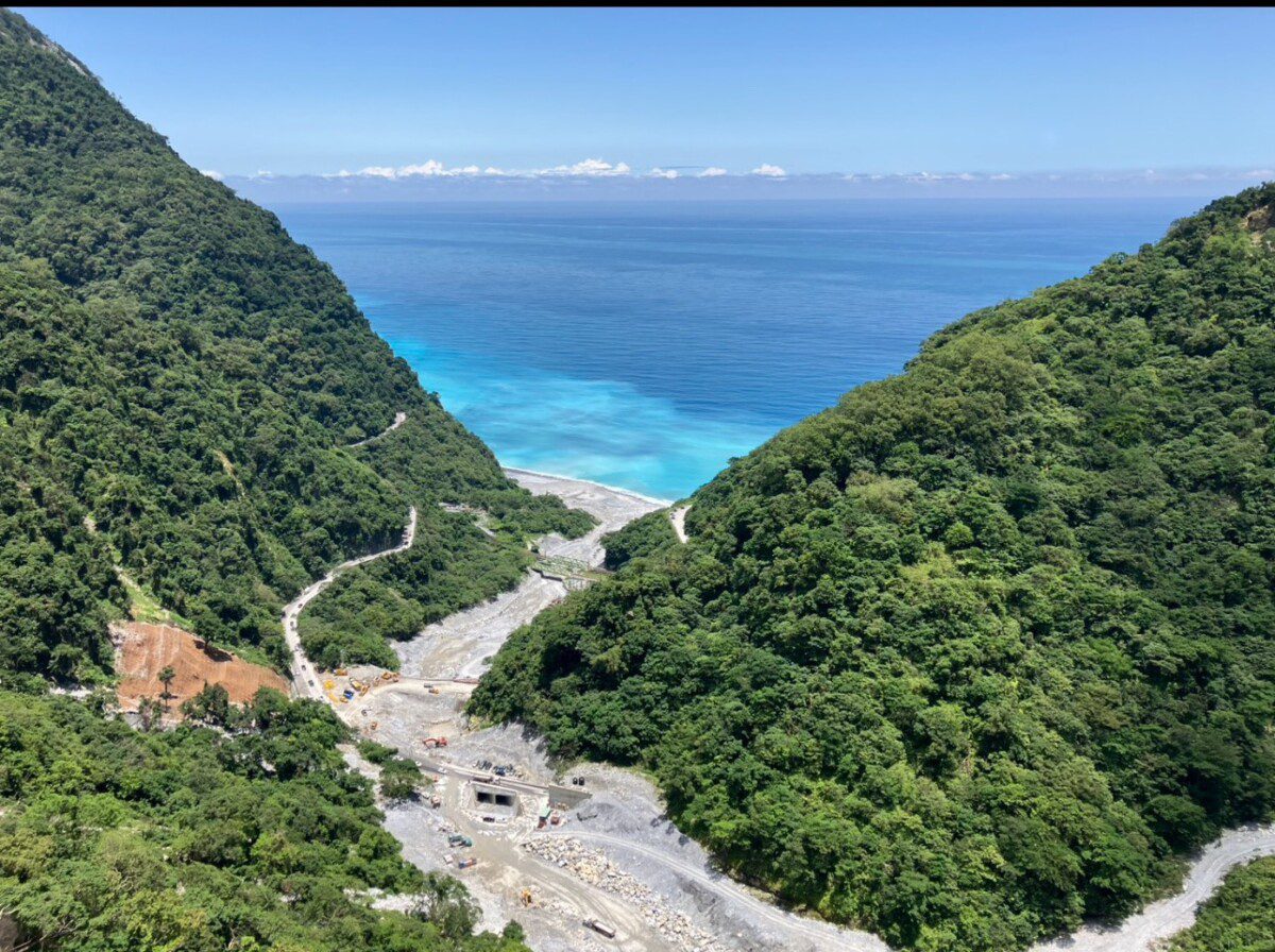 花蓮縣石公溪0403疏濬工程進度超前 徐縣長期許颱風季前完工守護蘇花鐵公路安全 花蓮縣石公溪0403疏濬工程進度超前 徐縣長期許颱風季前完工守護蘇花鐵公路安全