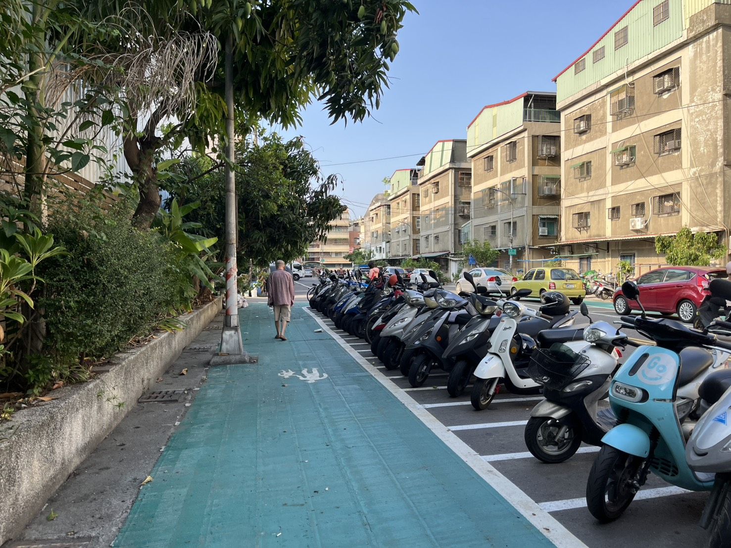 保障行人權益,高市大昌一路302巷增設停車帶保護型標線人行道 保障行人權益,高市大昌一路302巷增設停車帶保護型標線人行道