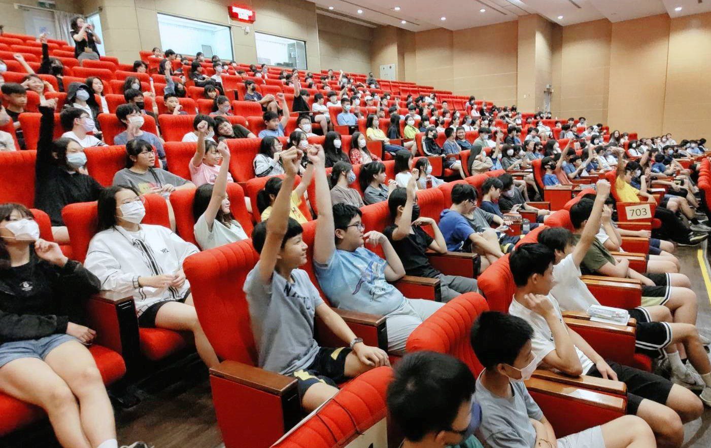 南科管理局攜手南科實中 辦理AI深偽防詐宣導守護青少年 南科管理局攜手南科實中 辦理AI深偽防詐宣導守護青少年