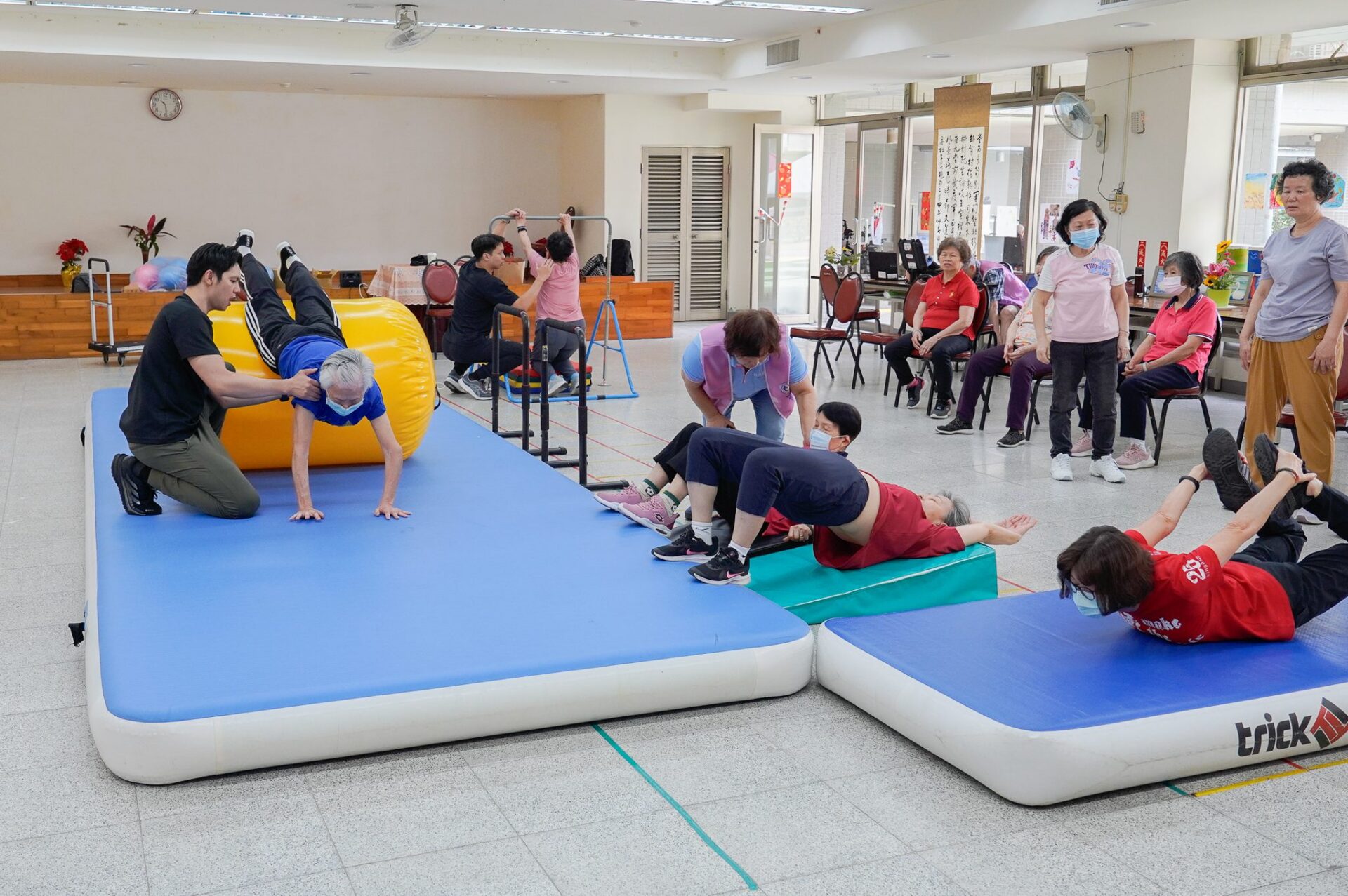 板橋健華新城社區照顧關懷據點 有專業醫護運動人才 帶領長輩健康有活力 板橋健華新城社區照顧關懷據點 有專業醫護運動人才 帶領長輩健康有活力