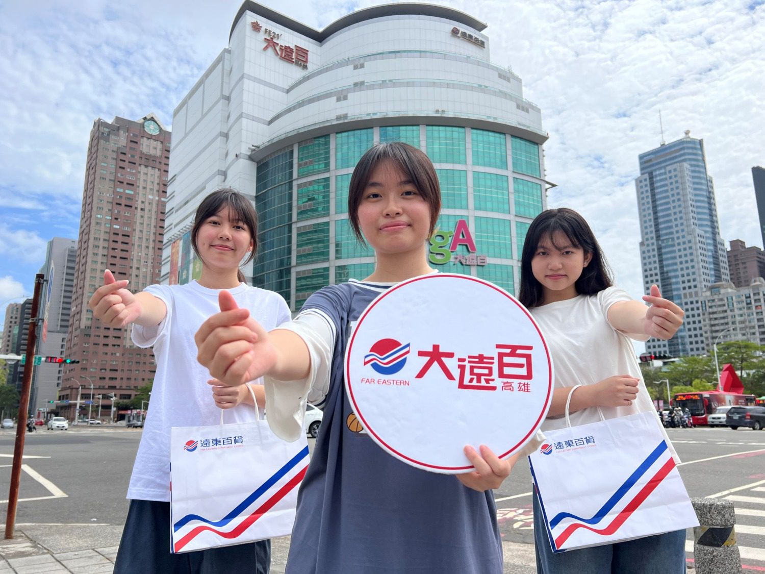 高雄大遠百520檔期開跑 祭「活力樂一夏」優惠搶攻親子消費 高雄大遠百520檔期開跑 祭「活力樂一夏」優惠搶攻親子消費