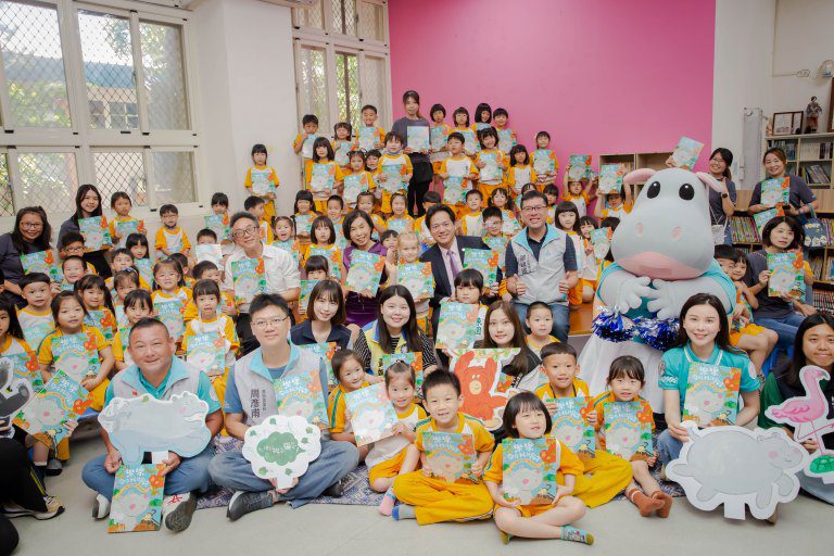 推廣閱讀與環境保育向下扎根　   邱臣遠赴東園國小贈《樂樂你在找什麼？》繪本