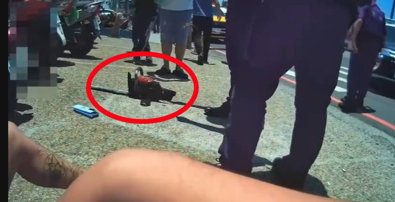 持電鋸攻擊超商民眾遭壓制 歸仁警逮男嫌查獲毒品 持電鋸攻擊超商民眾遭壓制 歸仁警逮男嫌查獲毒品