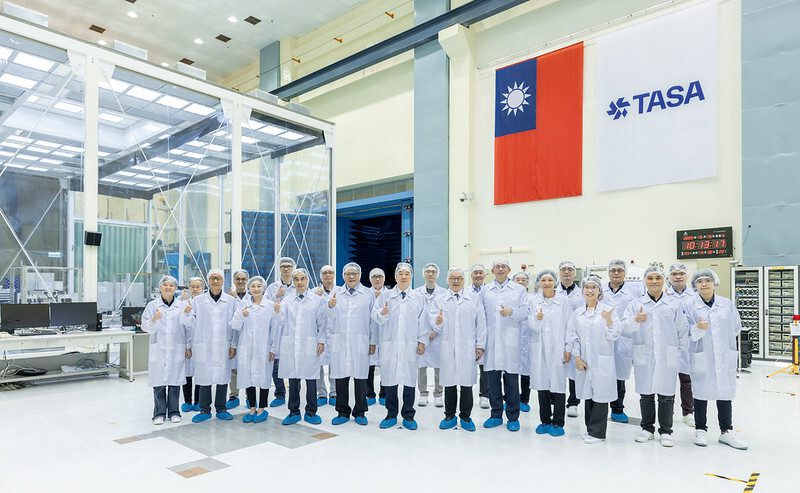 總統視察「福衛八號」進展及產業深耕計畫成果　期許產學研共同為啟運及發射做好萬全準備