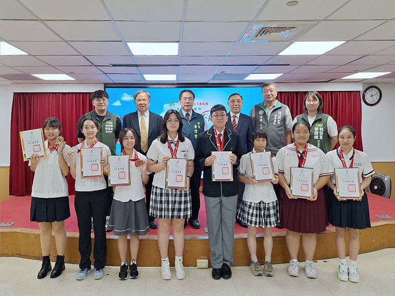 黃偉哲表揚「台新青少年志工菁英獎」學子 肯定奉獻志願服務精神 黃偉哲表揚「台新青少年志工菁英獎」學子 肯定奉獻志願服務精神