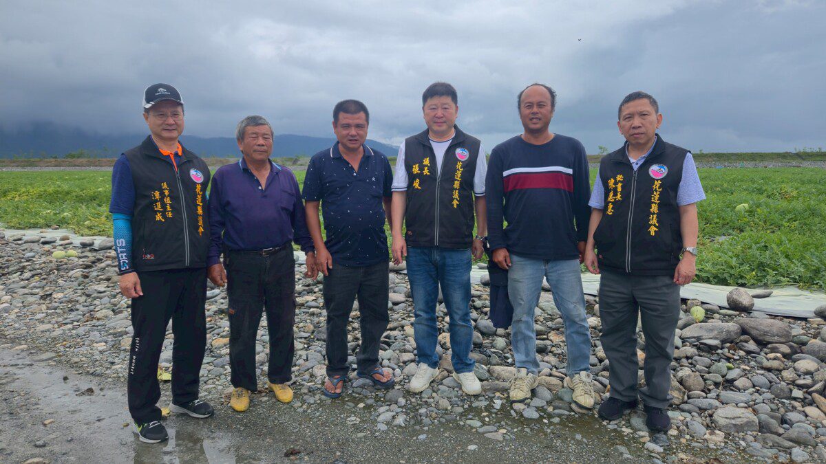 極端氣候導致中區瓜農損失慘重 200公頃西瓜田盡皆裂果 張峻議長走進西瓜田為瓜農請命 極端氣候導致中區瓜農損失慘重 200公頃西瓜田盡皆裂果 張峻議長走進西瓜田為瓜農請命