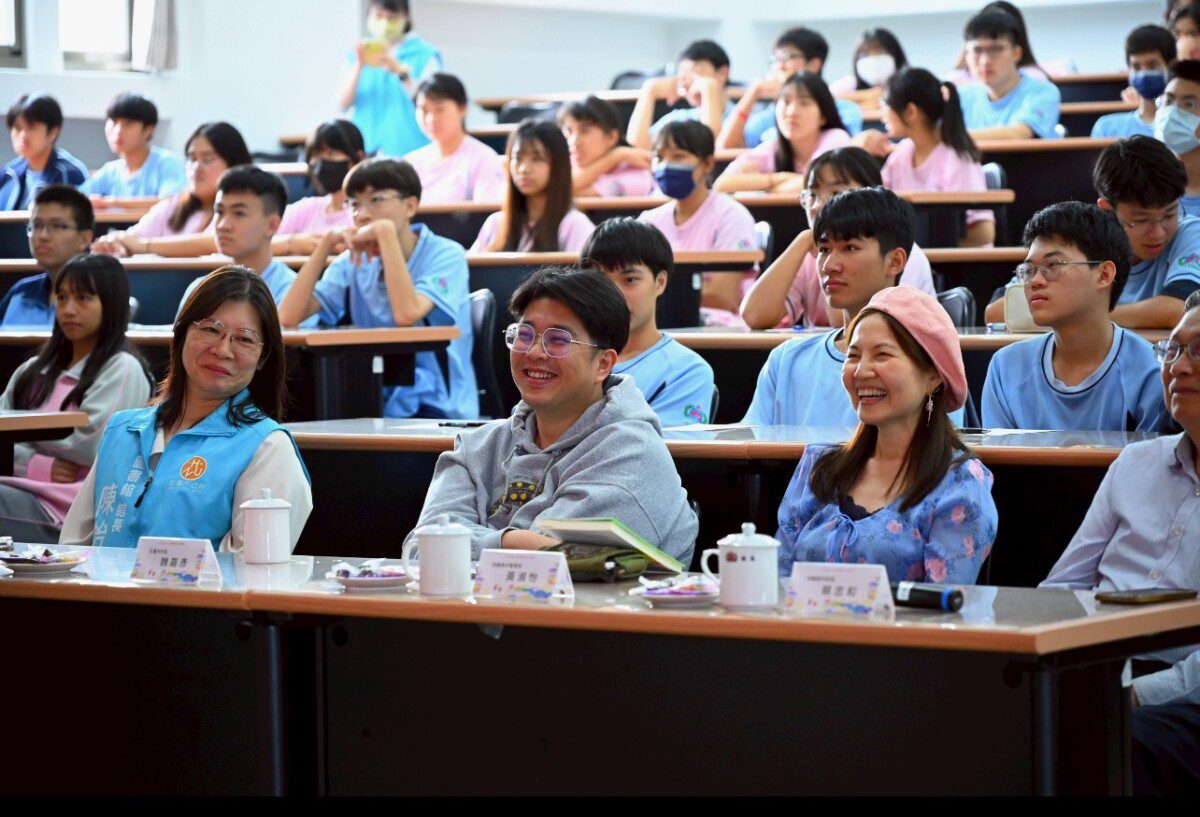 市長魏嘉彥返母校四維高中 支持文學創作、鼓勵學子寫詩追夢 市長魏嘉彥返母校四維高中 支持文學創作、鼓勵學子寫詩追夢