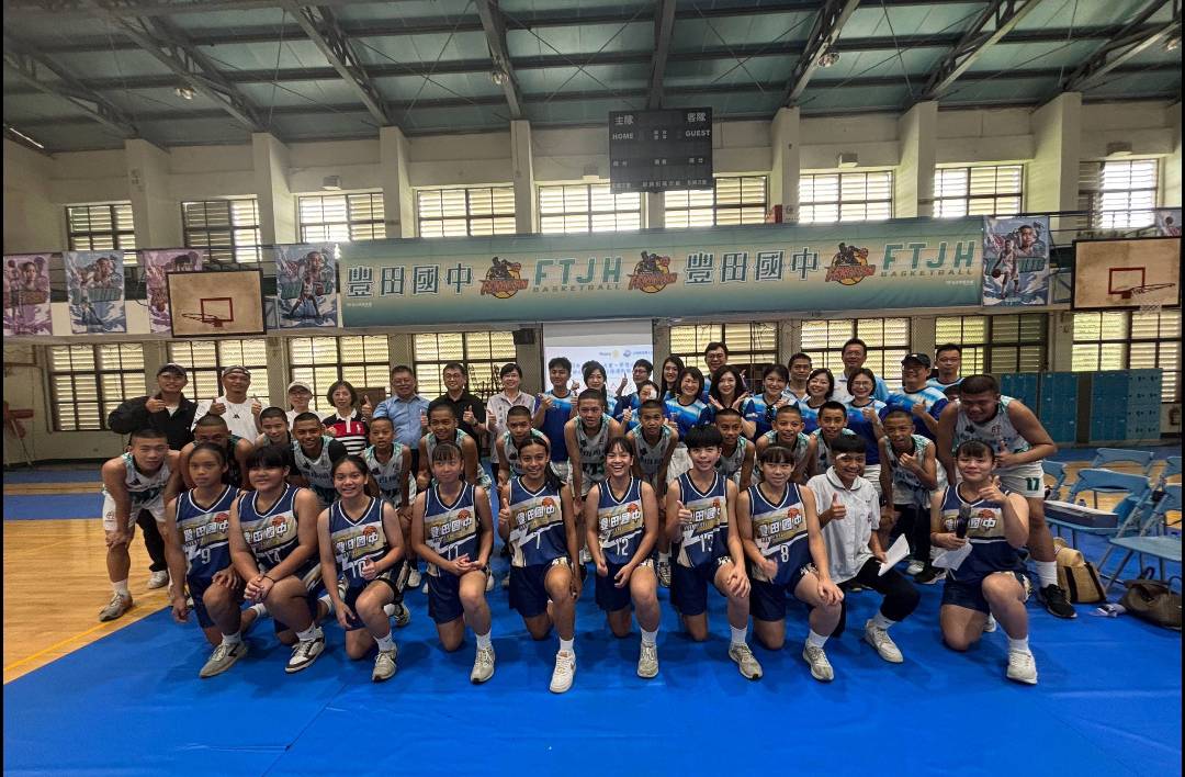 扶輪有愛 夢想成真溫馨登場 高雄海洋扶輪社捐贈籃球服助臺東學子追夢 縣長期勉再闖全國八強 扶輪有愛 夢想成真溫馨登場 高雄海洋扶輪社捐贈籃球服助臺東學子追夢 縣長期勉再闖全國八強