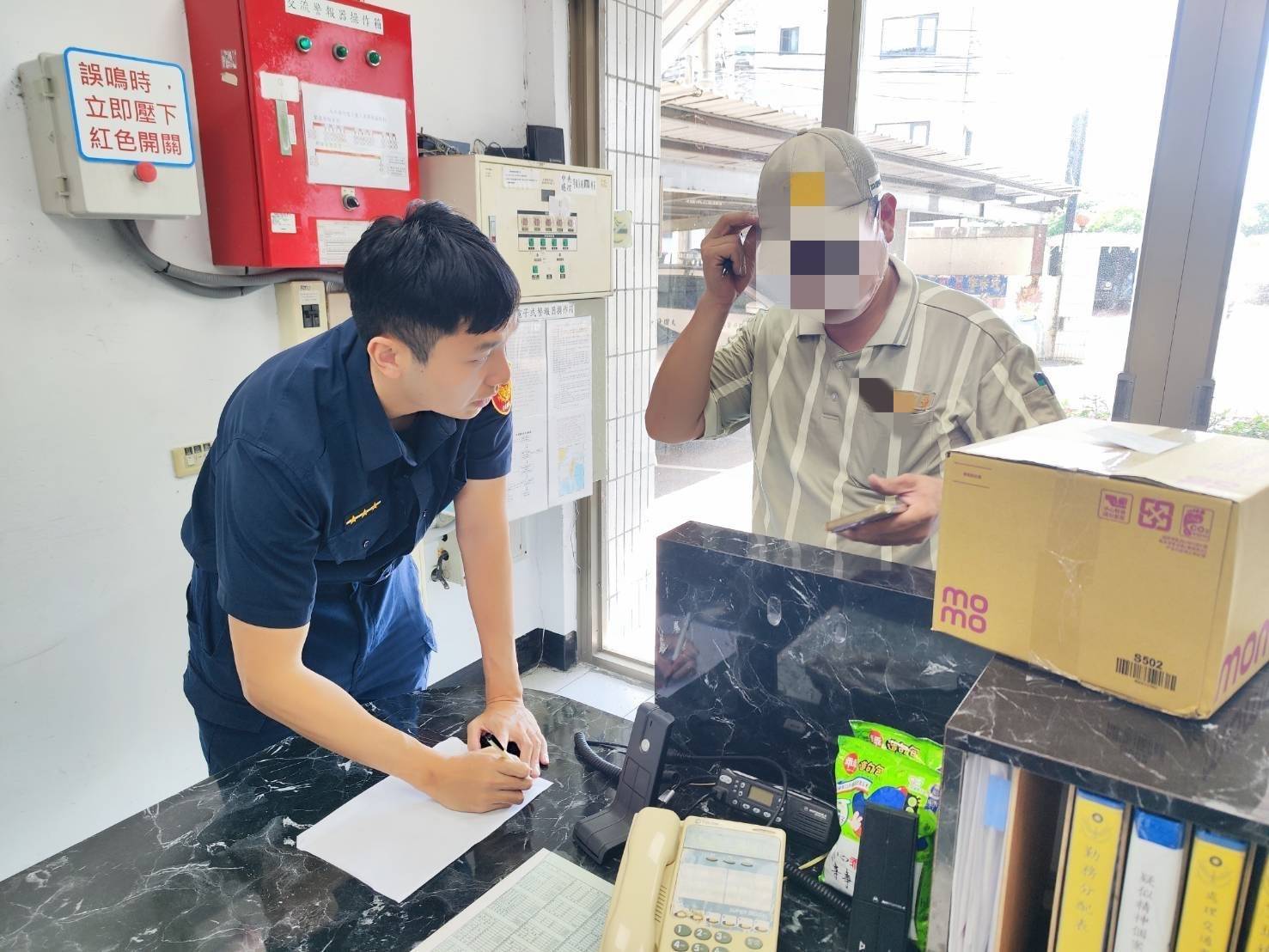 您的包裹正在路上!粗心司機沒關車斗門 大園警民合力找回貨物 您的包裹正在路上!粗心司機沒關車斗門 大園警民合力找回貨物