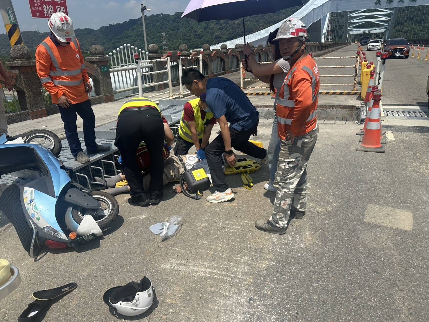 73歲騎士大溪崁津橋自撞施工圍欄 一度失去呼吸心跳 73歲騎士大溪崁津橋自撞施工圍欄 一度失去呼吸心跳