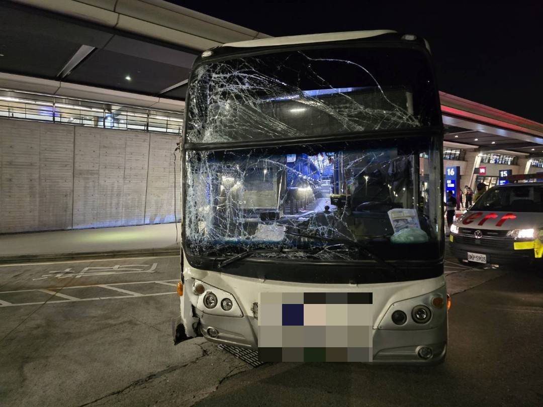 才出發就撞牆!機場巴士凌晨離奇自撞 31人緊急送醫 才出發就撞牆!機場巴士凌晨離奇自撞 31人緊急送醫